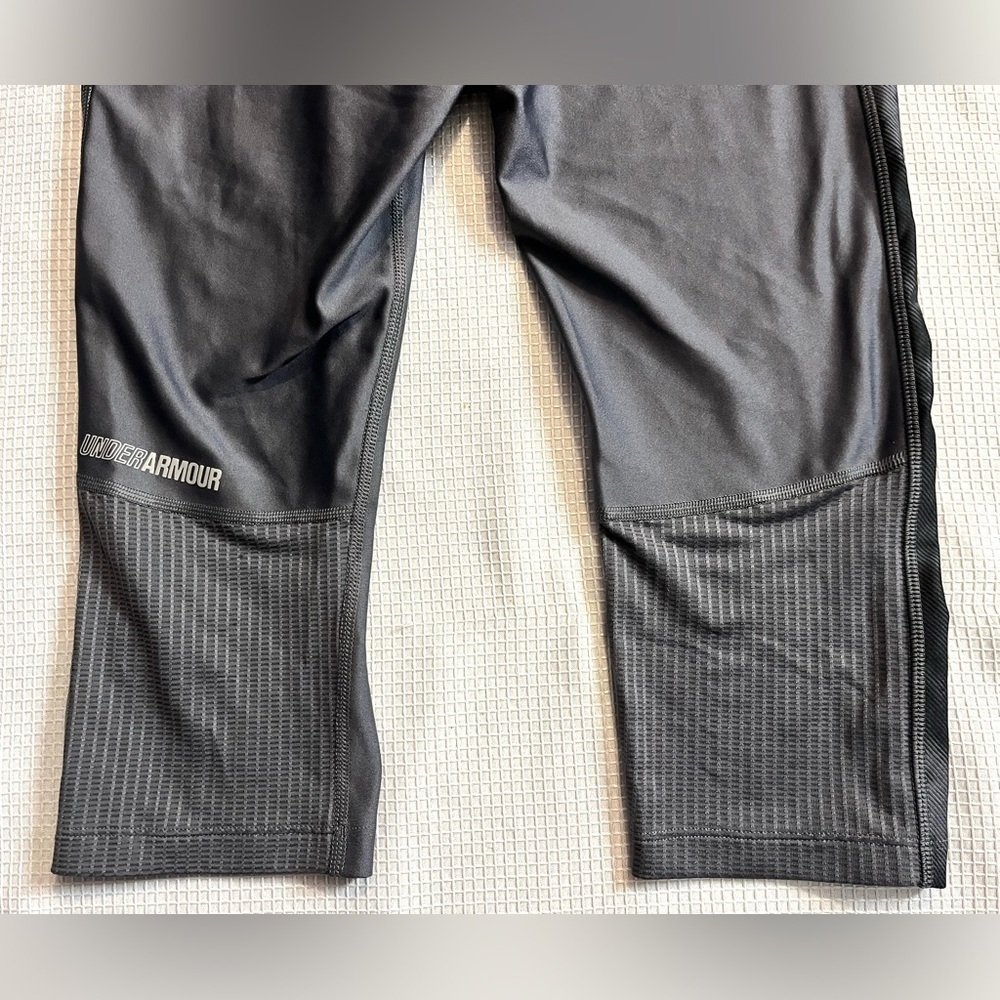 Under Armour Gray and Black Cropped Leggings Women’s Size Large - Picture 9 of 11